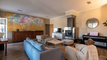 TV, fireplace