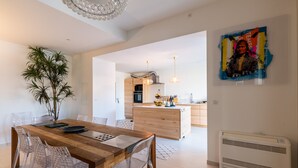 Una cocina moderna con armarios de madera, una isla central e iluminación colgante.