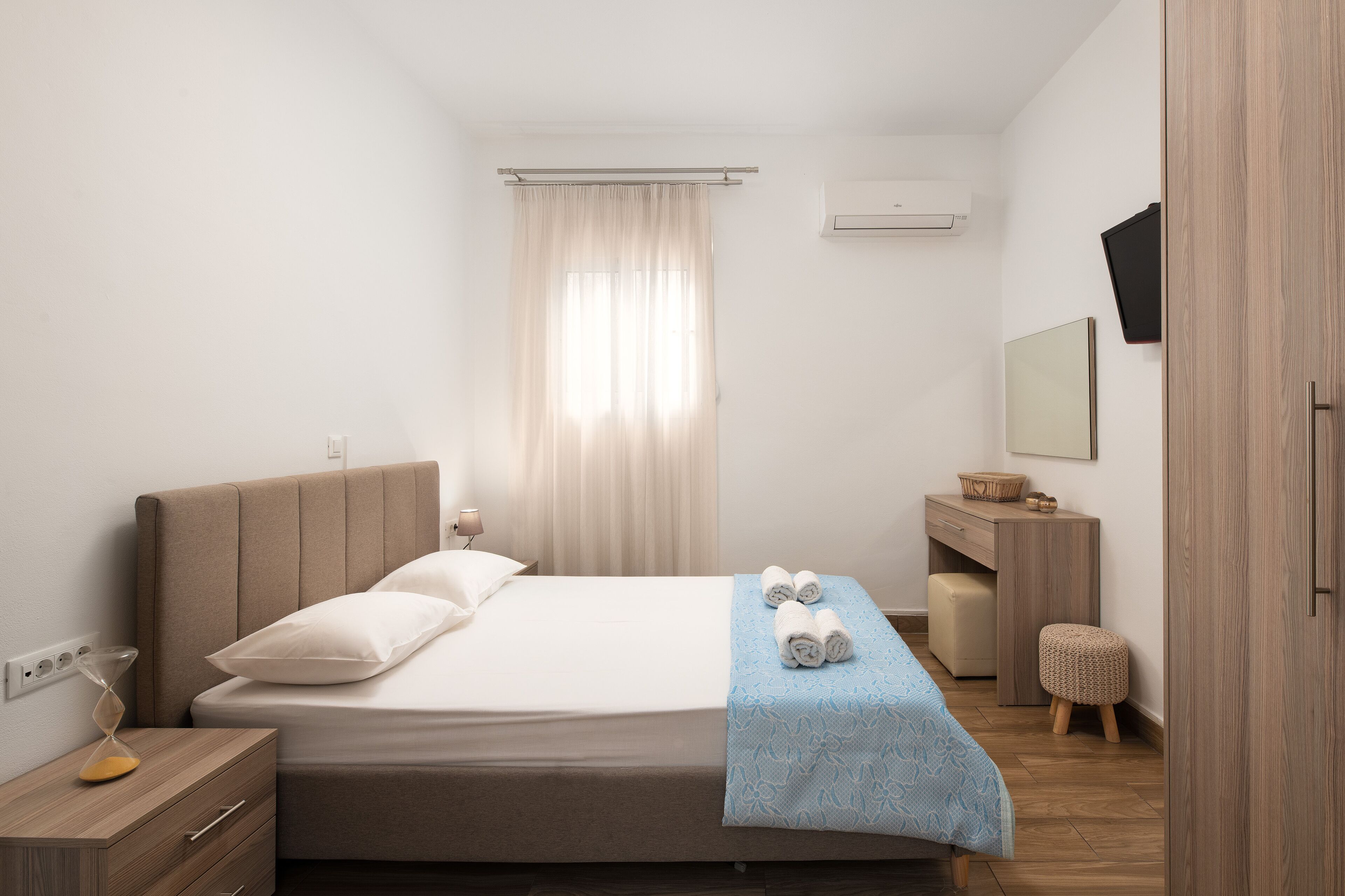 Theros Luxury apartments - 5 minutes from the beach. Hot tub and BBQ facilities.