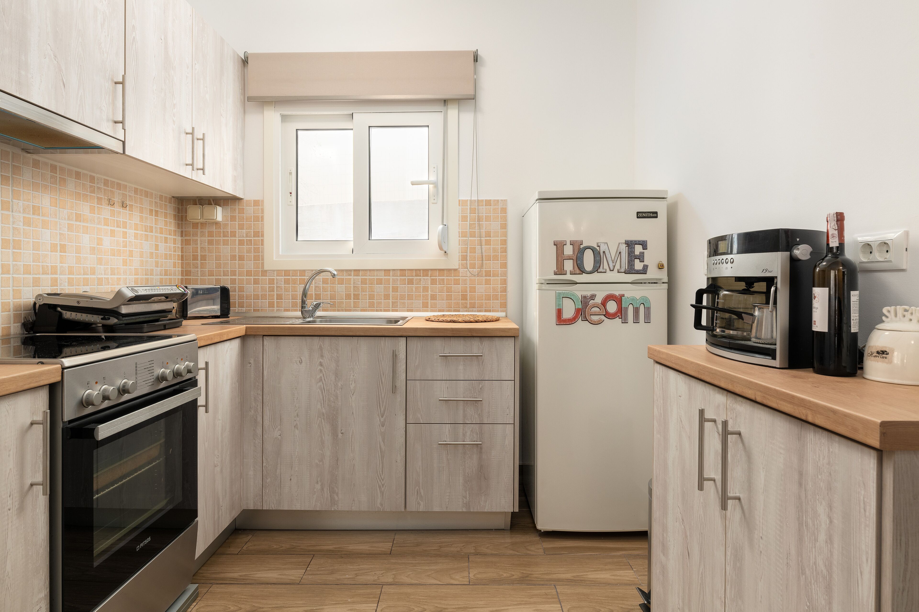 Theros Luxury apartments - 5 minutes from the beach. Hot tub and BBQ facilities.