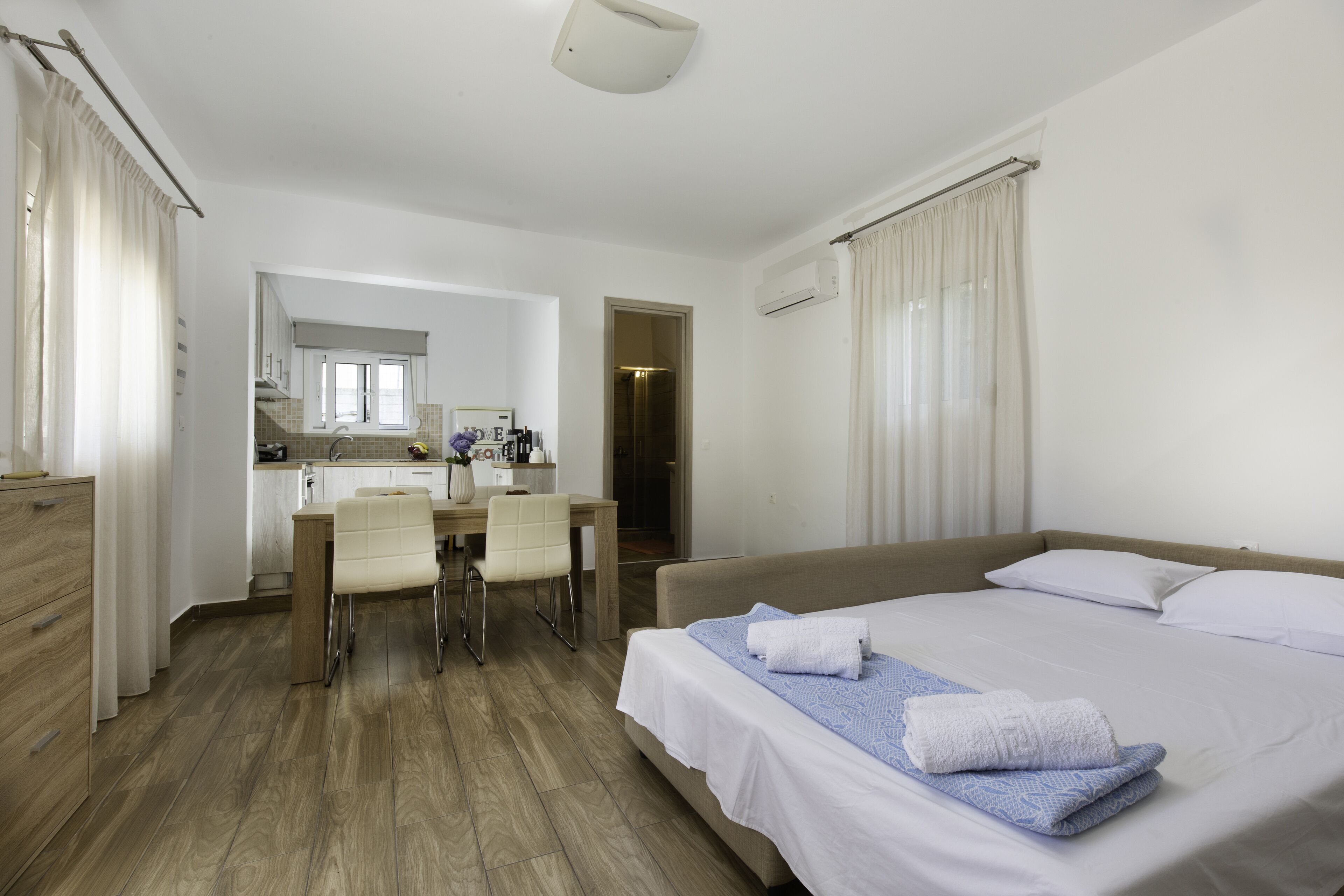 Theros Luxury apartments - 5 minutes from the beach. Hot tub and BBQ facilities.