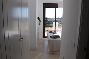2 quartos, cofres nos quartos, ferros/tábuas de passar roupa