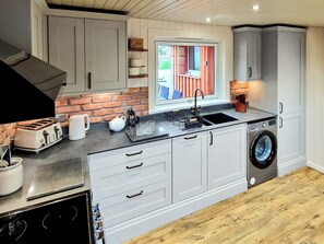 Een vaatwasser, een kinderstoel, een vriezer