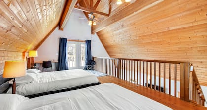 Charming, walk-to-lifts cabin with mountain views, kayaks & arcade game