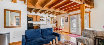 Charming, walk-to-lifts cabin with mountain views, kayaks & arcade game