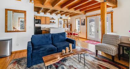 Charming, walk-to-lifts cabin with mountain views, kayaks & arcade game