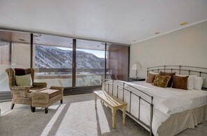 3 bedrooms, travel cot, WiFi, bed sheets