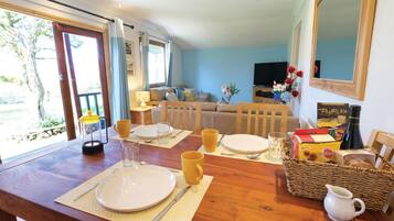 Traditional Cabin | Living area | 32-inch flat-screen TV with cable channels, TV