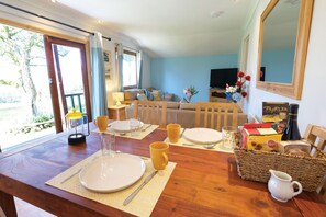 Traditional-Ferienhütte | Wohnbereich | 32-Zoll-Flachbildfernseher mit Kabelempfang, Fernseher