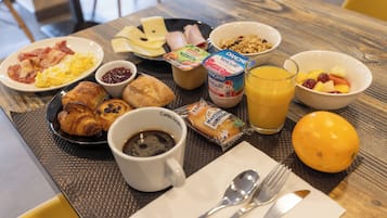Se ofrece un desayuno bufé todos los días (por un coste adicional)