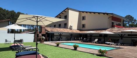 季節性室外游泳池,開放時間為 13:00 至 20:00,提供泳池遮陽傘和日光浴躺椅