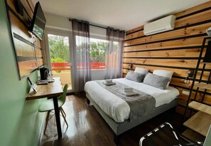 Room, Balcony | Premium bedding, laptop workspace, soundproofing, free WiFi - Logis Hôtel Paris-Madrid (Lesperon)