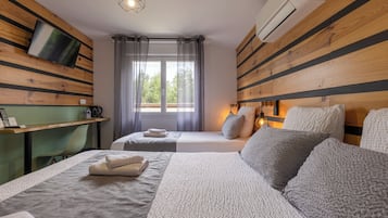 Driepersoonskamer | Luxe beddengoed, een laptopwerkplek, geluiddichte muren, gratis wifi