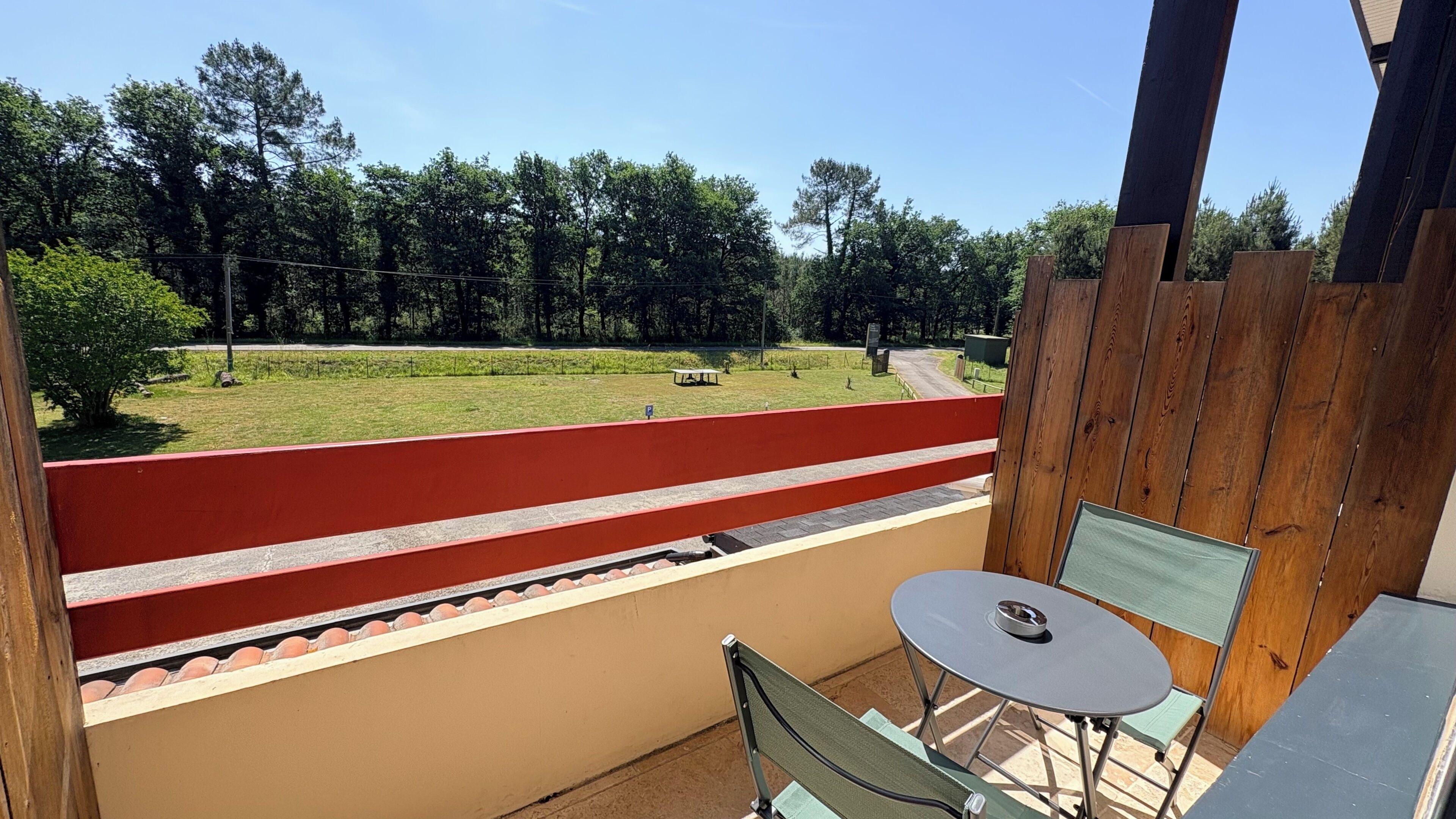 Kamer, terras, uitzicht op tuin | Luxe beddengoed, een laptopwerkplek, geluiddichte muren, gratis wifi
