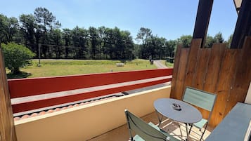 Kamer, terras, uitzicht op tuin | Luxe beddengoed, een laptopwerkplek, geluiddichte muren, gratis wifi