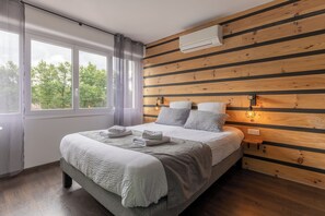 Ropa de cama de alta calidad y espacio para trabajar con laptop 