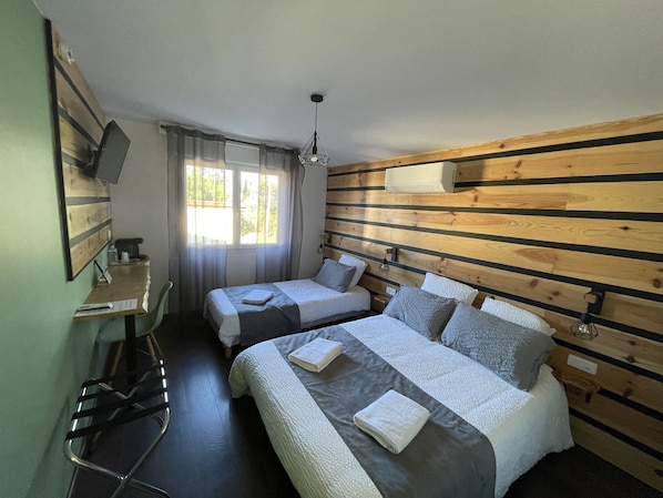 Triple Room | Premium bedding, laptop workspace, soundproofing, free WiFi