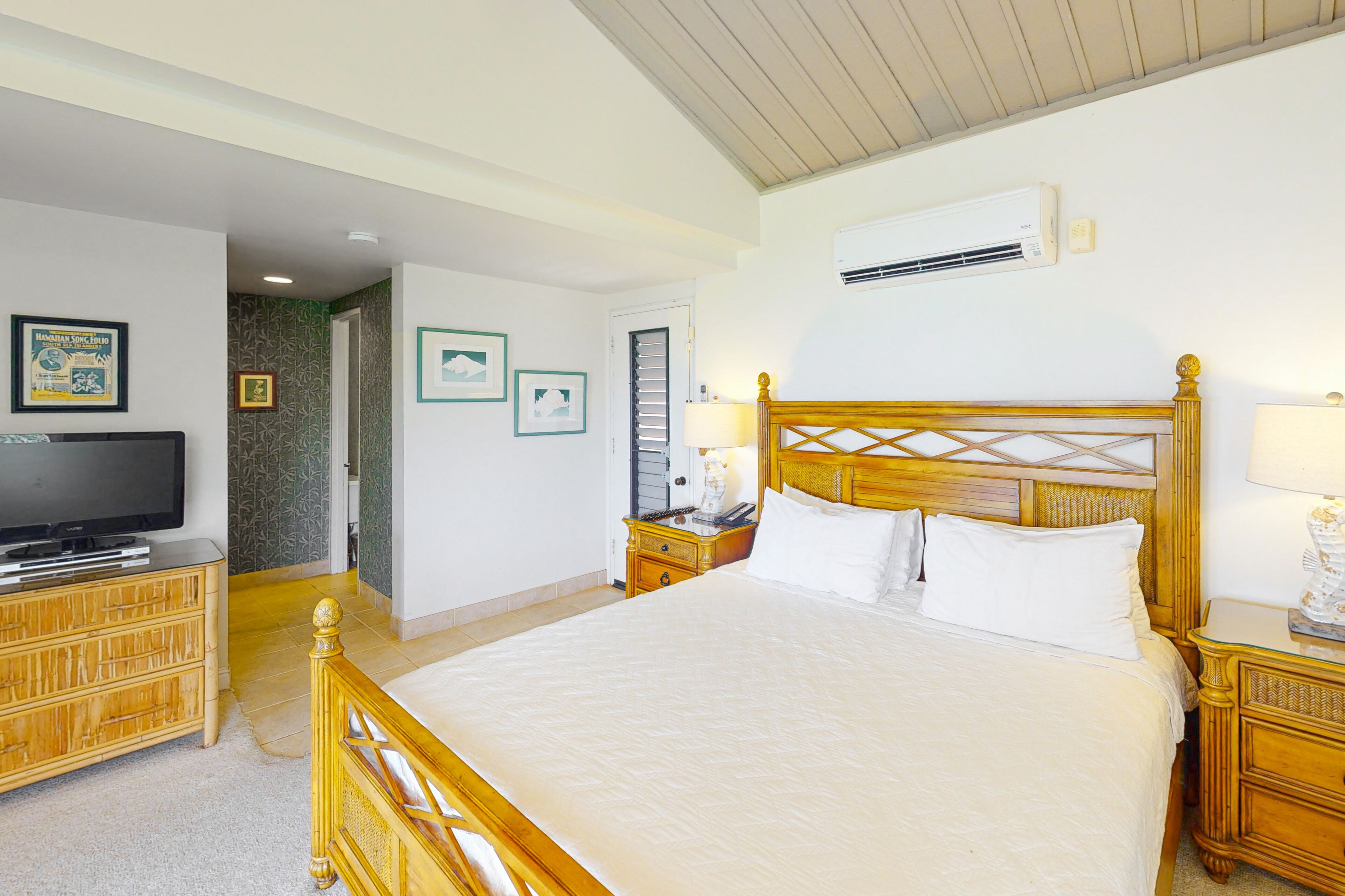 Corner condo with lanai, views of Bali Hai & ocean, AC, 2 pools & tennis courts