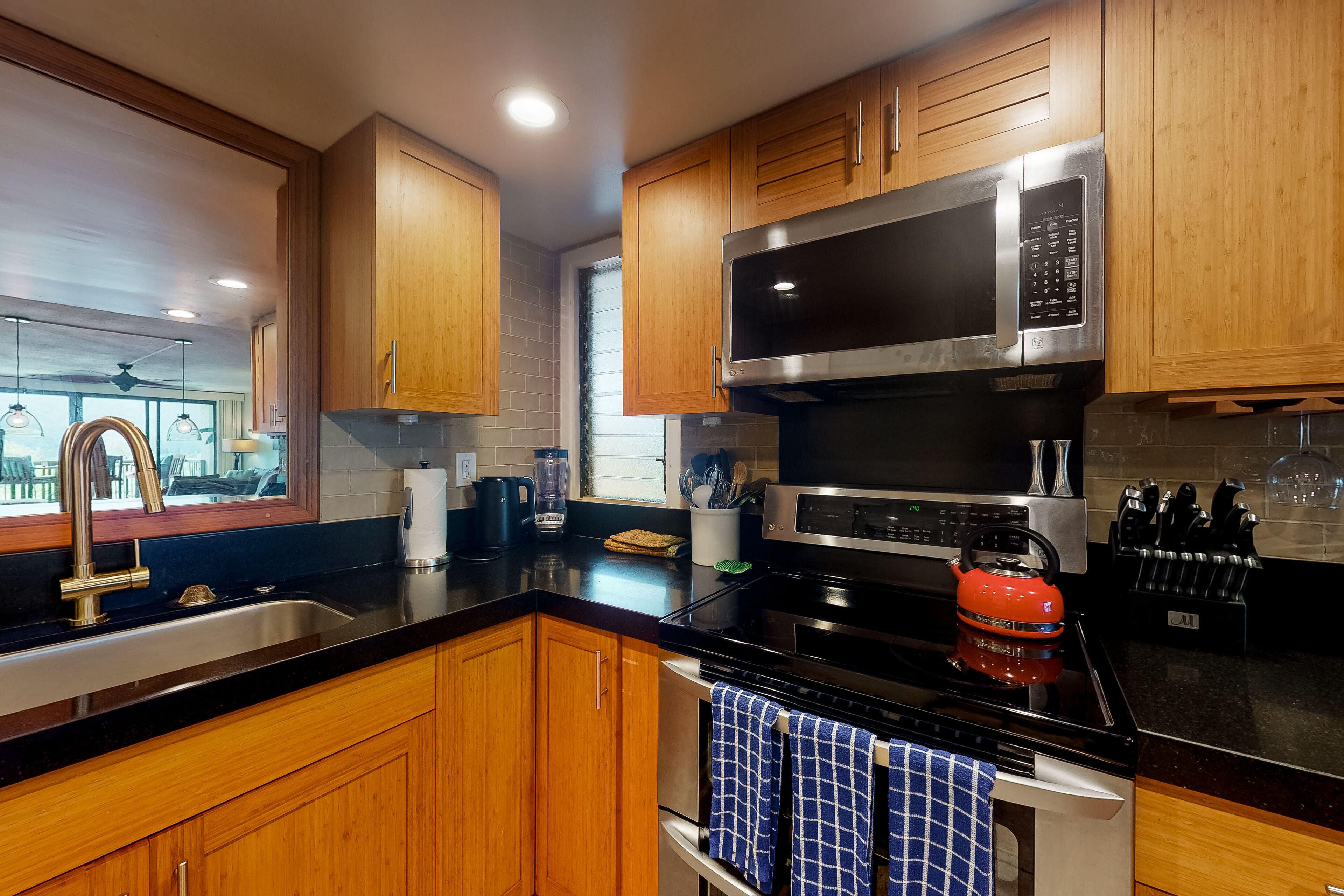 Resort condo with majestic mountain/bay view, lanai, W/D, pools & tennis courts