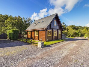 Exterior - Stunning wooden home perfectly located to explore Anglesey at any time of year. (Menai Bridge)