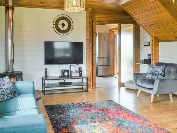 Fireplace - Stunning wooden home perfectly located to explore Anglesey at any time of year. (Menai Bridge)