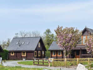 Exterior - Stunning wooden home perfectly located to explore Anglesey at any time of year. (Menai Bridge)