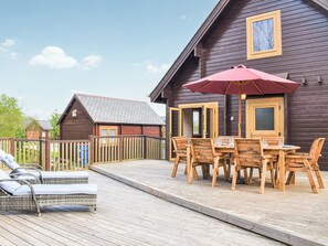 Outdoor dining - Stunning wooden home perfectly located to explore Anglesey at any time of year. (Menai Bridge)