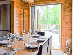 Dining - Stunning wooden home perfectly located to explore Anglesey at any time of year. (Menai Bridge)