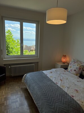 3 bedrooms, iron/ironing board, WiFi, bed sheets - Large apartment. 3 bedrooms, Alpes Rez, Neuchatel (Neuchâtel)