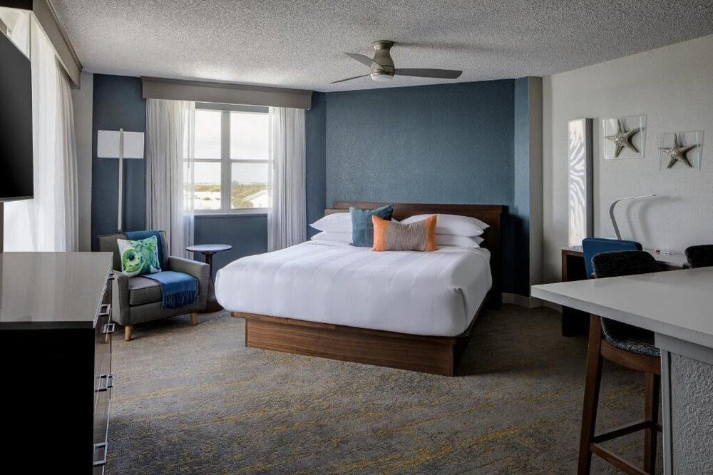 Hutchinson Island Oasis! Onsite Bar, 3 Pools, Free Parking!