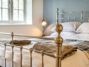 3 bedrooms, free WiFi, bed sheets - 3 bedroom accommodation in Hatherop, near Cirencester (Cirencester)