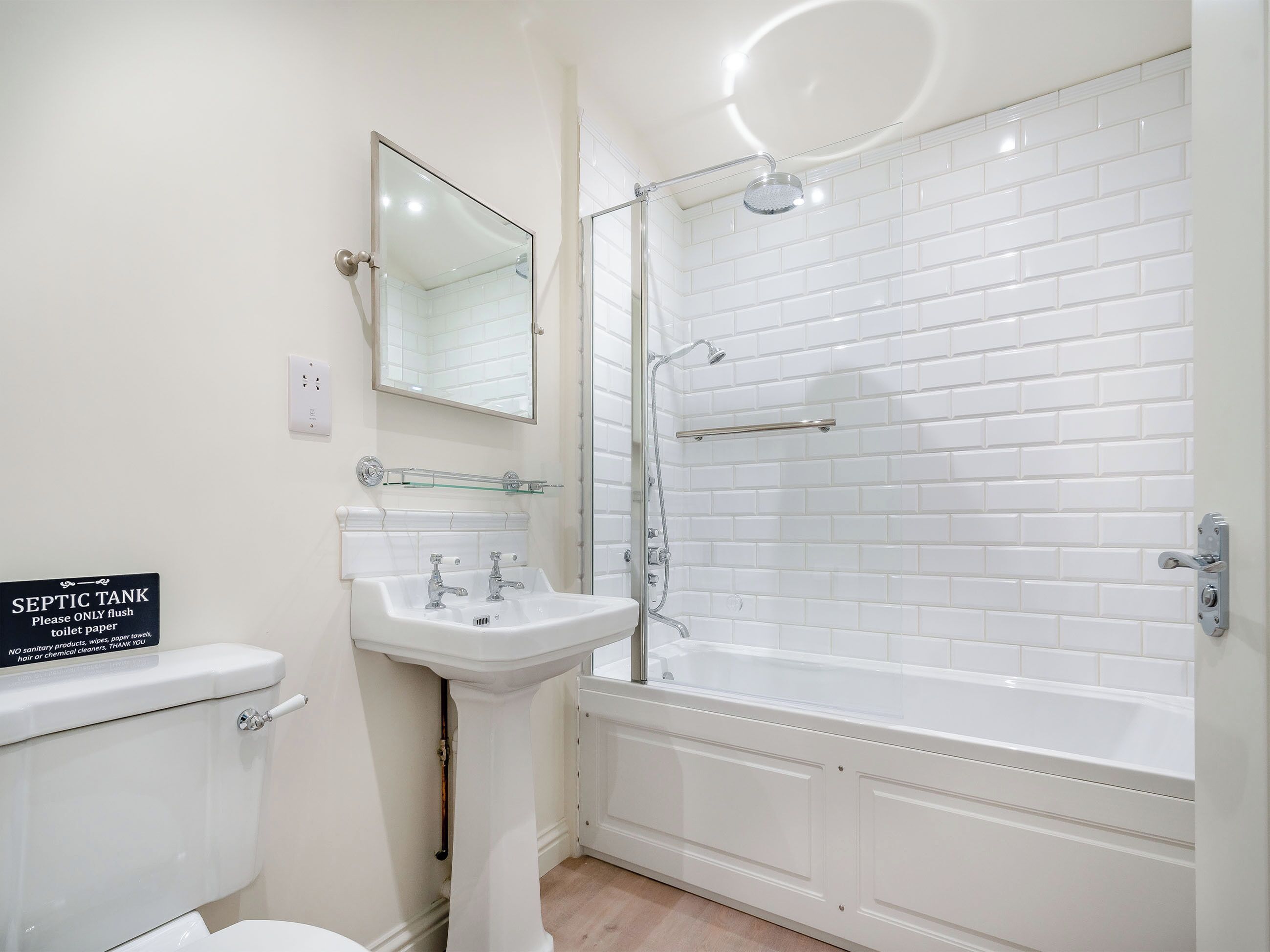 Un baño con inodoro, lavabo y bañera.