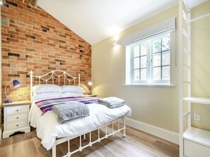 3 bedrooms, free WiFi, bed sheets - 3 bedroom accommodation in Hatherop, near Cirencester (Hatherop, near Cirencester)