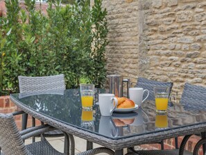 Outdoor dining - 3 bedroom accommodation in Hatherop, near Cirencester (Cirencester)