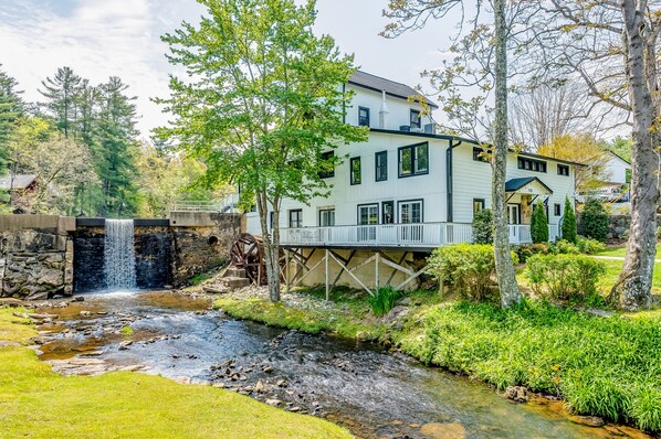 Exterior - Lakefront corner condo with canoes, resort pool, tennis & firepit - dogs welcome (Flat Rock)