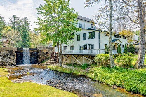 Lakefront corner condo with canoes, resort pool, tennis & firepit - dogs welcome