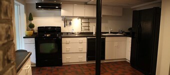 Elegant Savannah Patio Apartment! An Arty Flair on Jones Street