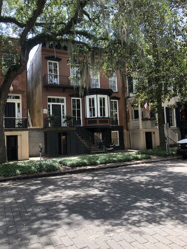Elegant Savannah Patio Apartment! An Arty Flair on Jones Street