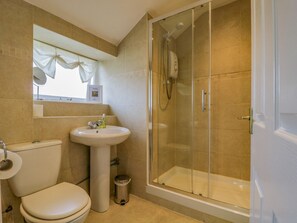 Cottage | Bathroom | Shower, hair dryer