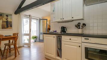 Cottage | Private kitchen | Fridge, dishwasher, electric kettle, toaster