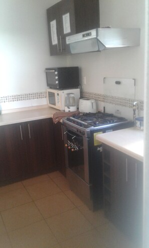 Refrigerador, microondas, horno y tetera eléctrica 