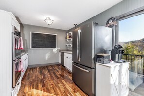 Fridge, microwave, oven, stovetop - Swiss Valley Getaway - Dubuque / Tri-State Area (Dubuque)