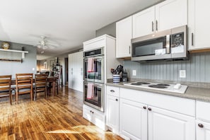 Køleskab, mikrobølgeovn, ovn, kogeplade