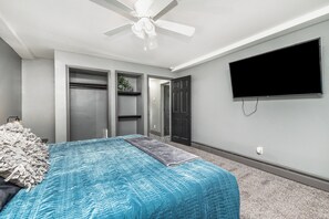 5 habitaciones, tabla de planchar con plancha y cuna de viaje