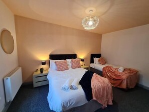 4 soverom, strykejern/-brett, wi-fi (inkludert) og sengetøy