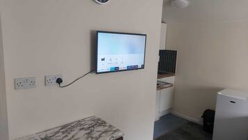 Studio, 2 Single Beds | Free WiFi