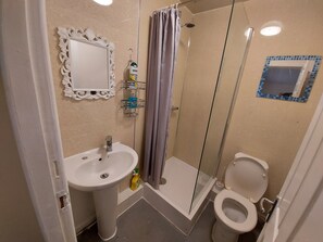 Studio, 2 lits une place | Salle de bain | Douche, serviettes fournies, shampoing