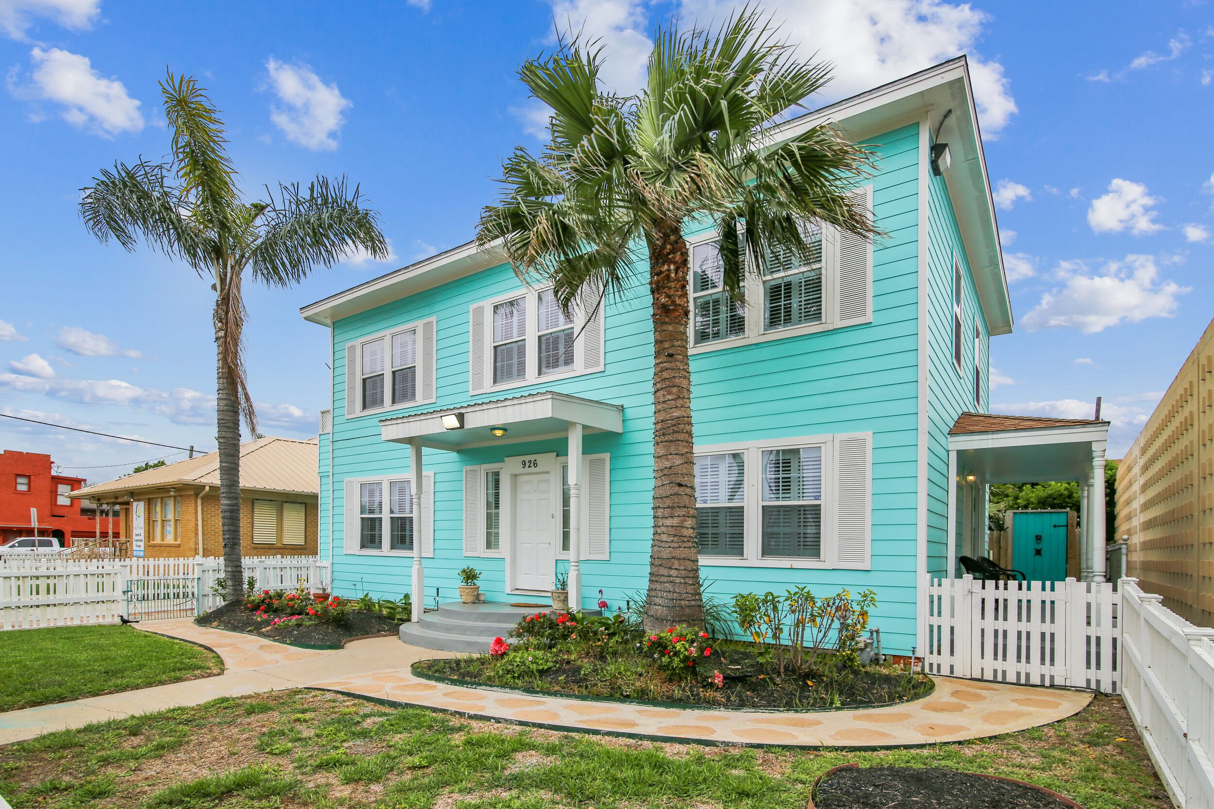 The Turquoise Turtle | Pet Friendly, Pool, Fence!