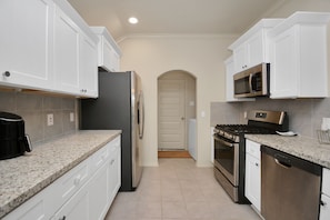 Fridge, microwave, oven, stovetop - Holiday House! Close to Everything: mins from to Downtown, NRG, Medical Center! (Houston)