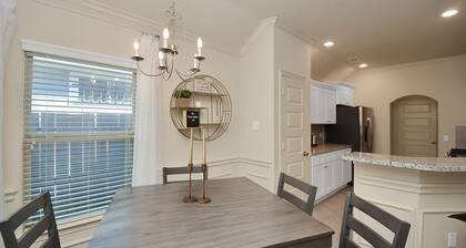 Close to Everything: mins from to Downtown, NRG, Medical Center!